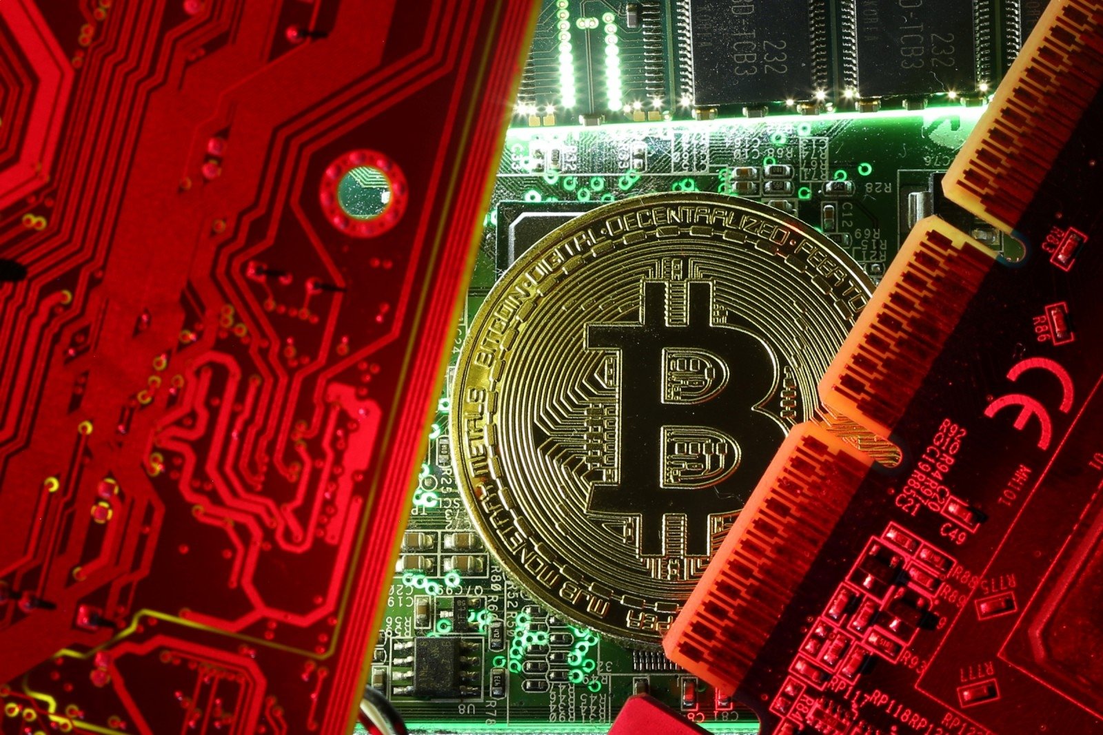 Trumpalaikė investicija į kriptovaliutą bitcoin teksto simbolis